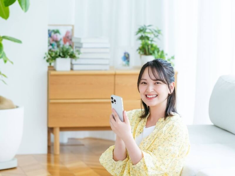 結婚相談所Aimarryのスマホを使用した活動イメージ画像