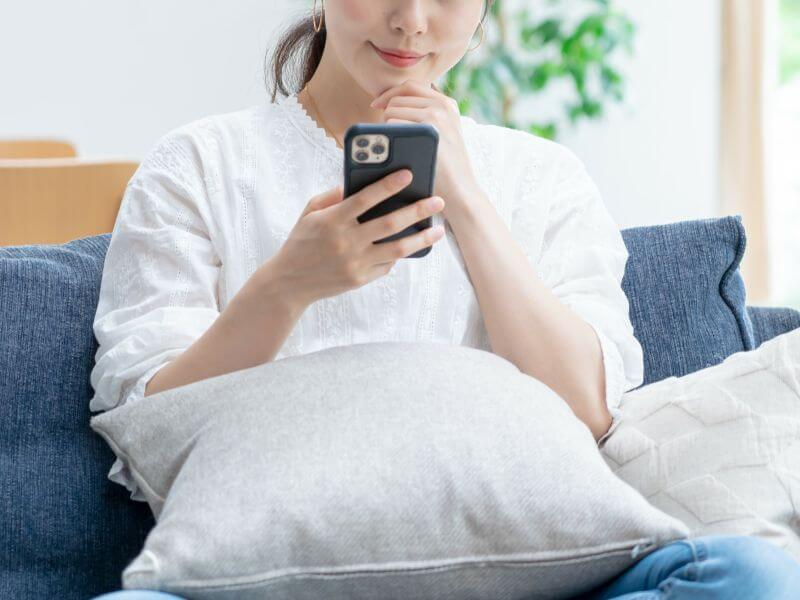 神戸の結婚相談所Aimarryのスマホでやり取りをするイメージ画像