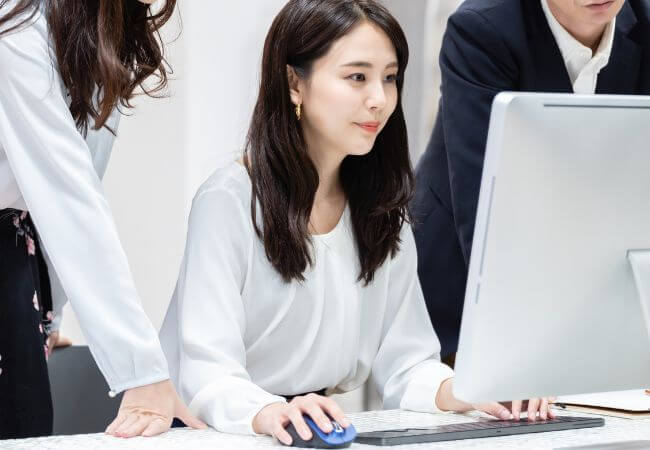 婚活を考えている会社員として働く女性のイメージ画像です。