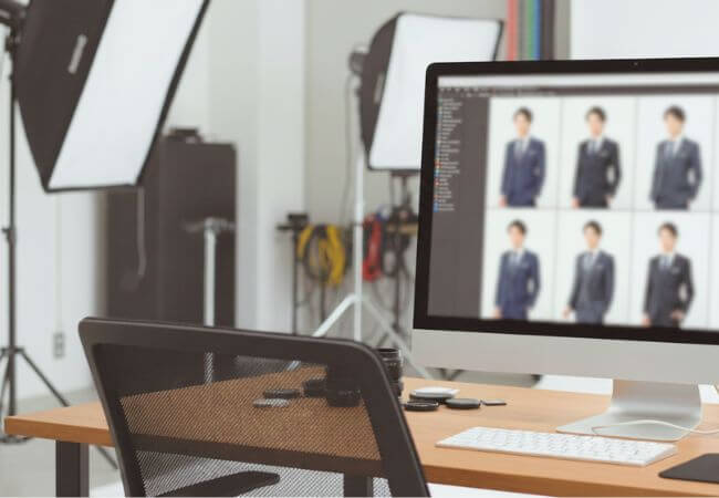 結婚相談所の撮影した婚活写真を選ぶ様子のイメージ画像です。