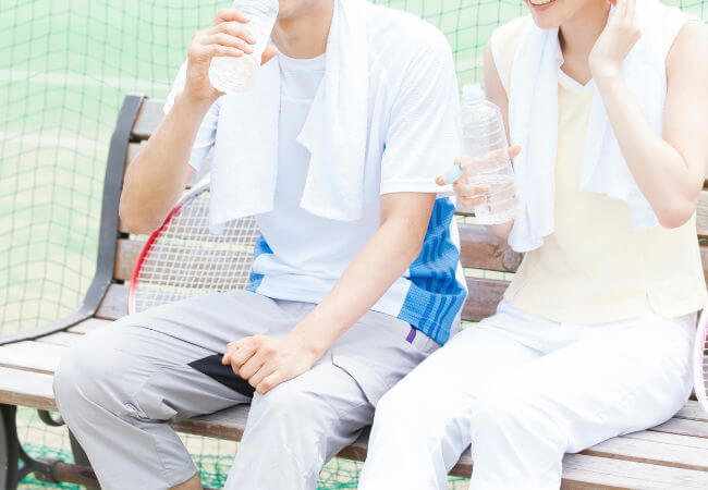 婚活目的で趣味のスポーツの集まりに参加している男女のイメージ画像です。