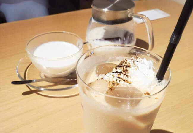 結婚相談所Aimarryのカフェでの定期面談の様子です。